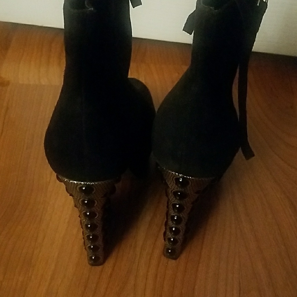 Boots - Picture 2 of 8